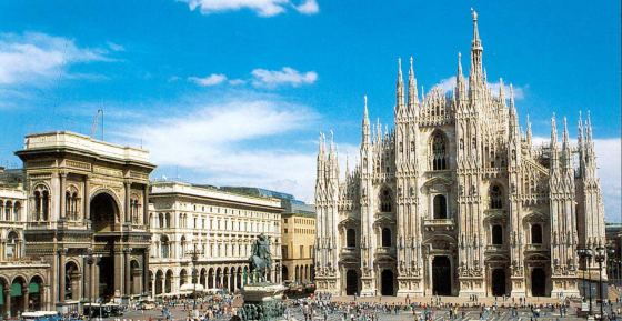 Vista del Duomo di Milano e della piazza