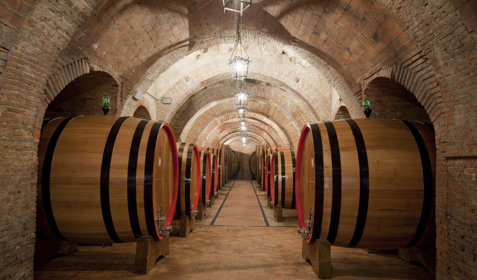 Botti di vino, Pranzo e degustazione guidata di vini Ferragosto in Toscana a Montepulciano