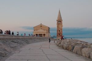 camminata lungo mare di caorle